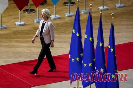 В Еврокомиссии прокомментировали вопрос вступления Украины в ЕС. Еврокомиссия (ЕК) посоветовала властям ЕС начать переговоры с Украиной о ее вступлении в организацию, но Киеву не стоит ожидать каких-либо преференций или ускоренного рассмотрения украинской заявки. Об этом со ссылкой на главу МИД Германии Анналену Бербок сообщает газета Politico.