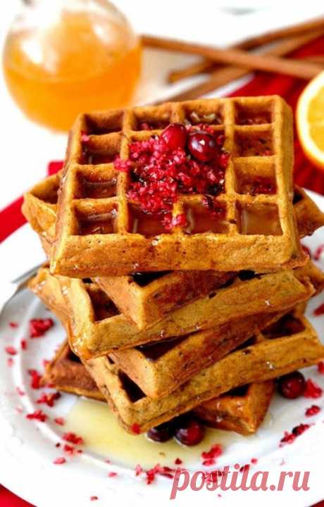 ​Имбирные вафли Ингредиенты:Яйцо &mdash; 4 шт.Сахар &mdash; 200 гСливочный маргарин 72% ТМ “Щедрое лето” &mdash; 250 гСметана &mdash; 120 гМука &mdash; 200-250 гМолотый имбирь &mdash; 1½ ч. л.&nbsp;Молотая корица &mdash; 1 ч. л.Пищевая сода, соль &mdash; по ¼ ч. л.Для декора:Белый шоколадСезонные...