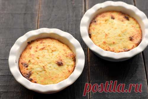 Творожная запеканка по рецепту шеф-повара Константина Ивлева
400 г творога 9%;
2 яйца;
100 г муки;
60 г сухофруктов/цукатов/вяленых ягод;
40 г сметаны 20%;
20 г сливочного масла;
30 г сахара;
¼ лимона;
соль – по вкусу;
сахарная пудра – по вкусу.