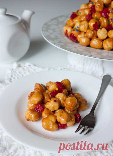 Струффоли на Вкусном Блоге Струффоли – это традиционный неаполитанский рождественский десерт. В его основе – шарики из жареного теста и медовый сироп. В Италии этот десерт готовится в больших количествах и преподносится в качестве подарка родным и близким. Сейчас пока не рождество, но и мы не итальянцы 😉 Поэтому можем приготовить этот десерт без…