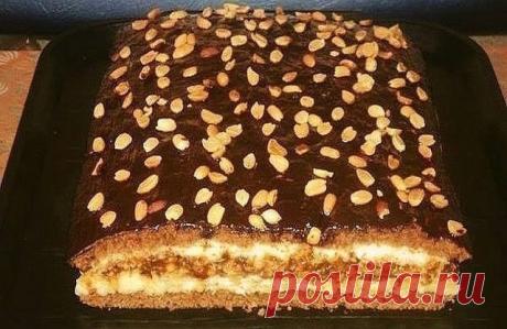 Торт «Домашний» с потрясающим вкусом. Попробовав раз, теперь готовлю постоянно!
ИНГРЕДИЕНТЫ ДЛЯ ТЕСТА 

● 3 яйца 
● 1 ст. сахара 
● 3 ст. л. густой сметаны 
● 3 ст. л. какао-порошка 
● 1 ст. муки 
● 1 ст. л. разрыхлителя

ИНГРЕДИЕНТЫ ДЛЯ ПЕРВОГО КРЕМА 

● 1 ст. манки 
● 3/4 ст. сахара 
● 250 г сливочного масла 
● 3 ст. молока 

ИНГРЕДИЕНТЫ ДЛЯ ВТОРОГО КРЕМА 

● 1 упаковка несоленых крекеров (печенья) 
● 0,5 л вареного сгущенного молока 
● 200 г жареного арахиса

ПРИГОТОВЛЕ...