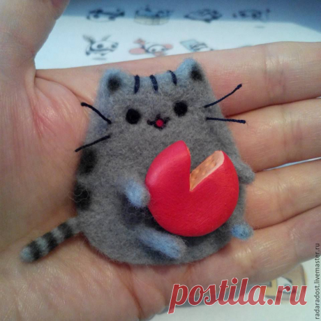 Pusheen the Cat, Котик-эмодзи, брошь/магнит Купить или заказать Pusheen the Cat, Котик-эмодзи, брошь/магнит в интернет-магазине на Ярмарке Мастеров. Брошь/магнит самого известного в сети котика эмодзи Пушина (Pusheen the Cat) 5,5 см. Сделает ярче самый серый день и заставит улыбнуться. В лапки можно дать любой предмет по желанию заказчика!