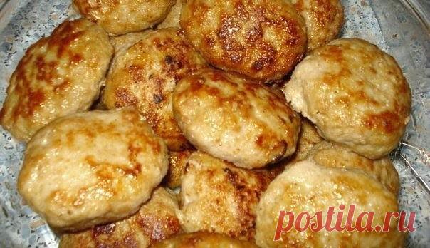 Любимые секретные котлетки 

Ингредиенты: 
- 1-1,5 кг фарша (у меня свинина+говядина) 
- 3-4 средних картошины (сырые) 
- 3-4 луковицы 
- 1 булочка (или белый хлеб) 
- 1 яйцо 
- молоко 
- соль , перец , горчица , растит. масло 

Приготовление: 
Картофель и лук измельчить в блендере (можно пропустить через мясорубку).Булочку (хлеб) разломать на кусочки и замочить в молоке , чтобы они полностью были им покрыты . Дать хлебу набухнуть , впитать в себя жидкость. Не отжимая моло...