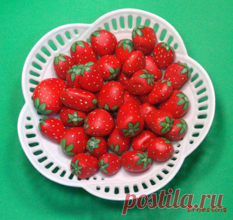 &quot;Клубника&quot; из гальки