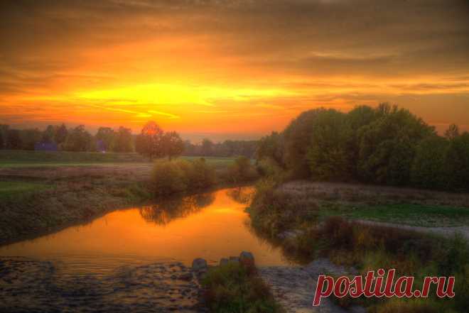 Red October Sunset on the banks of river Werre in Löhne  Saturday I was a little bit lazy and went to the Werre Meadow. Located only a few hundred meters behind my house the area is very popular for walking dogs, hiking and canoeing.  The Werre is a tiny little river and flows into the Weser near Bad Oeynhausen in Northwest Germany, the Werre Meadow is an area with open fields, small forests and paths. The perfect hike is a bridge-to bridge turnaround near Löhne allowing t...