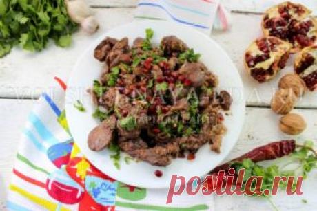 Кучмачи Кучмачи (კუჭმაჭი, kuchmachi) — блюдо грузинской кухни, колоритное, пряное, огненно-острое. В вольном переводе название расшифровывается как «желудок-потроха». Традиционно блюдо готовят из субпродуктов: говяжьих, свиных, бараньих, а также из куриных потрошков. Сердце, печень и желудки тушат с вином, луком и специями, а затем подают к праздничному столу, присыпав драгоценными зернами граната и кинзой.