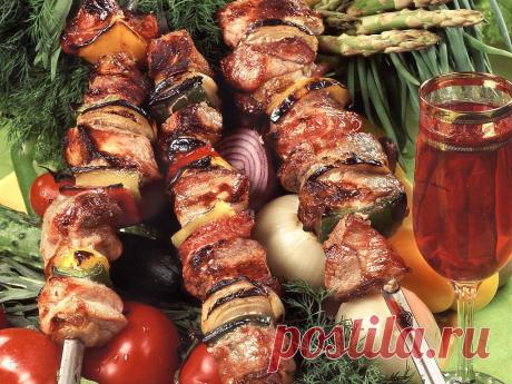 ШАШЛЫК В ТОМАТ/СОУСЕ !!! **Мясо, лук, перец, соль -смешай в кастрюле, затем залей томат/соком - чтобы он полностью покрывал мясо. И под гнёт: крышка меньшего размера, сверху груз. *В холод на 6 часов. *Пикантный, острый, и ароматный!