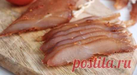 Вяленые куриные грудки (филе)

2-2,5 кг куриного филе
4-5 стол. ложек крупной соли с горкой
1 ст.л чёрного молотого перца
1 ст.л. красного молотого перца

Соль и перец хорошо смешиваете в миске и обваливаете в этой смеси филе.

Складываете в кастрюльку, накрываете пищевой плёнкой, придавливаете тарелкой и ставите в холодильник на 12 часов.

ВАЖНЫЙ МОМЕНТ - НЕ ПЕРЕДЕРЖАТЬ ДОЛЬШЕ, ЧЕМ 12 ЧАСОВ! МЯСО БУДЕТ ПЕРЕСОЛЕННЫМ!

Через 12 часов достаёте филе и тщательно промываете его...