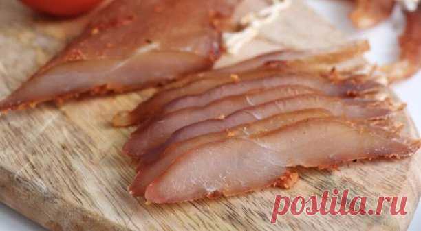 Вяленые куриные грудки (филе)

2-2,5 кг куриного филе
4-5 стол. ложек крупной соли с горкой
1 ст.л чёрного молотого перца
1 ст.л. красного молотого перца

Соль и перец хорошо смешиваете в миске и обваливаете в этой смеси филе.

Складываете в кастрюльку, накрываете пищевой плёнкой, придавливаете тарелкой и ставите в холодильник на 12 часов.

ВАЖНЫЙ МОМЕНТ - НЕ ПЕРЕДЕРЖАТЬ ДОЛЬШЕ, ЧЕМ 12 ЧАСОВ! МЯСО БУДЕТ ПЕРЕСОЛЕННЫМ!

Через 12 часов достаёте филе и тщательно промываете его...