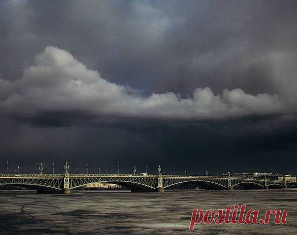 Мрачное небо над Троицким мостом

Фото: zefirovm