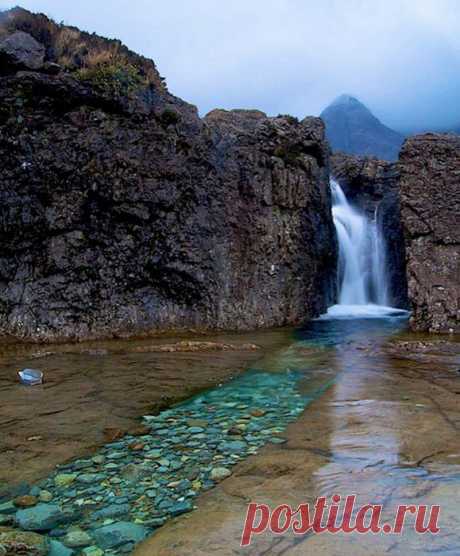 Остров Скай (Skye) – самый большой из западных островов Шотландии и, наверное, самый известный. На Скае проживают 9232 жителя (2001), это 4-й по населённости остров Шотландии. Крупнейший населённый пункт — городок Портри.
