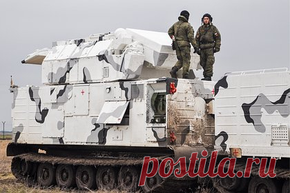 В России рассказали о применении арктических комплексов «Тор» в зоне СВО. Арктический вариант зенитного ракетного комплекса (ЗРК) «Тор» действует в зоне проведения специальной военной операции (СВО) на Украине в боевых порядках частей Северного флота. Версию «Тор-М2ДТ» построили на безе двухзвенного гусеничного транспортера ДТ-30. ЗРК несет 16 зенитных ракет.