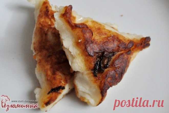 Пирожки из картофельного пюре с луковой начинкой Строго говоря, это вовсе не пирожки из картофельного пюре, это... это.... это я не знаю, что такое, поэтому предложите мне более точное название. А если у вас тоже не хватает фантазии, то пусть они останутся пирожками из картофельного пюре, хорошо? Впрочем, как ни обозвать, все равно сут одна: вкусно! Сочетание картофеля и лука - это такое чудесное изобретение, что можно есть безостановочно - два простых и доступных продукта...