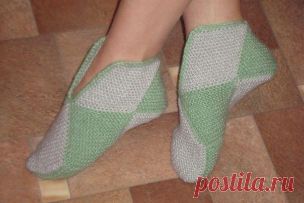 Тапочки из квадратов

ВЫ УМЕЕТЕ ВЯЗАТЬ ПРОСТОЙ КВАДРАТ? ОТЛИЧНО!
ТАПОЧКИ ИЗ КВАДРАТОВ.
ТАПОЧКИ ИЗ КВАДРАТНЫХ МОТИВОВ. 
Яркие и красивые получаются женские тапочки, связанные своими руками. Для работы потребуются спицы номер 3. Пряжа шерстяная или полушерсть,2 мотка по 100 гр. Длина нити 250 метров. Пряжа двух или более цветов – по желанию. Выполняются на одну тапочку 8 отдельных квадратов, связанных платочной вязкой( лицевые и изнаночные ряды – лицевые петли). Квадрат : 18...
