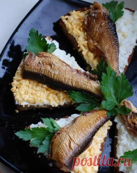 ЧЕСНОЧНЫЕ ГРЕНКИ С ЯЙЦОМ И ШПРОТАМИ