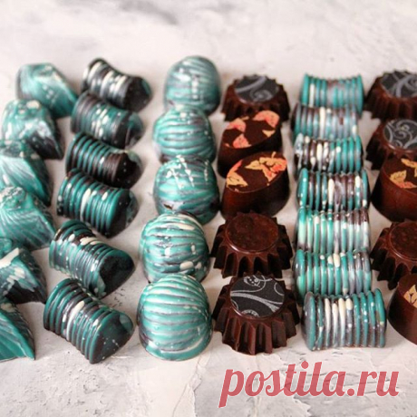 Конфетки с начинками базилик-лайм и маракуйя-молочный шоколад🍬🍫🍬😃.
За фотофон огромное спасибо Олесе @amp.lituda😘! Я очень довольна! 🎉🎂🍭
#тортназаказмосква #тортназаказдмитров #тортдмитров #тортяхрома"конфетыназаказдмитров#конфетыручнойработы #тортбезмастикидмитров