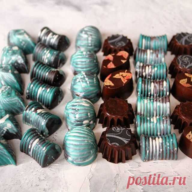 Конфетки с начинками базилик-лайм и маракуйя-молочный шоколад🍬🍫🍬😃.
За фотофон огромное спасибо Олесе @amp.lituda😘! Я очень довольна! 🎉🎂🍭
#тортназаказмосква #тортназаказдмитров #тортдмитров #тортяхрома