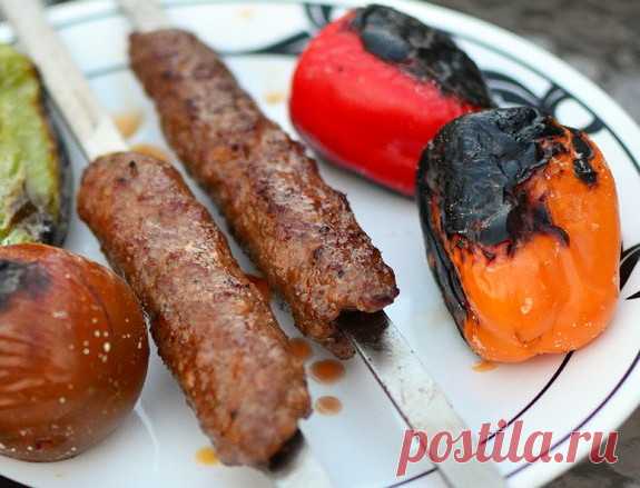 Люля-кебаб из баранины на мангале
Простой рецепт вкуснейшего шашлыка из баранины с ароматными специями. Готовим ароматные люля-кебабы на мангале.