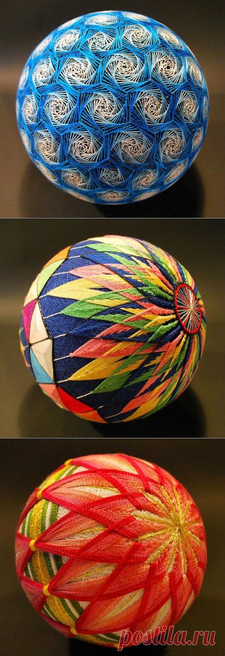 Великолепные шары темари. Эти яркие шары называются темари. Их создала одна японская бабушка, которой уже 92 года. Создать подобную работу не всегда под силу даже молодым, ведь она требует от автора невероятной точности вкупе с острым глазом.