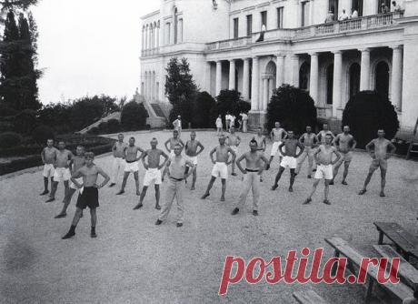 После расстрела царской семьи, в Ливадийском дворце открылся первый в мире санаторий для крестьян