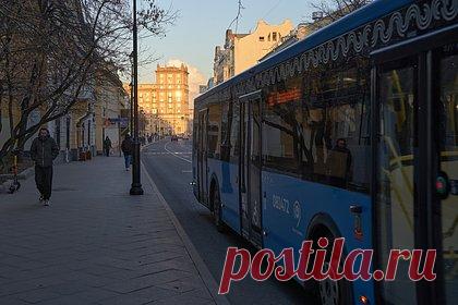 Бесплатные автобусы КМ заработали вдоль участка «Щелковская» — «Партизанская». Из-за остановки движения поездов на Арбатско-Покровской линии между станциями «Щелковская» и «Партизанская» запустили бесплатные автобусы КМ. Пассажирам также рекомендовали пользоваться регулярными маршрутами наземного транспорта и поездами Московского центрального кольца (МЦК).