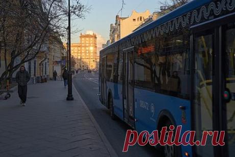 Бесплатные автобусы КМ заработали вдоль участка «Щелковская» — «Партизанская». Из-за остановки движения поездов на Арбатско-Покровской линии между станциями «Щелковская» и «Партизанская» запустили бесплатные автобусы КМ. Пассажирам также рекомендовали пользоваться регулярными маршрутами наземного транспорта и поездами Московского центрального кольца (МЦК).