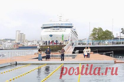 Круизный лайнер с тысячами пассажиров встал на якорь из-за кончины члена экипажа на борту