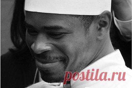 Повар Обамы утонул в пруду недалеко от его резиденции. Повар экс-президента США Барака Обамы Тафари Кэмпбелл утонул в пруду на острове Мартас-Ванъярд в штате Массачусетс недалеко от резиденции бывшего американского лидера. Обама и его жена Мишель назвали Тафари частью их семьи и заявили, что их сердца разбиты из-за его ухода.