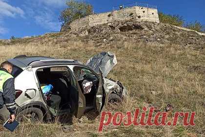 На Кавказе автомобиль с туристами упал со смотровой площадки. Россияне забрались на машине на смотровую площадку в Пятигорске и случайно сорвались вниз. Уточнялось, что инцидент произошел 12 октября на смотровой площадке в районе кафе «Панорама». Предположительно, водитель автомобиля марки Renault Sandero поставил автомобиль на нейтральную скорость.
