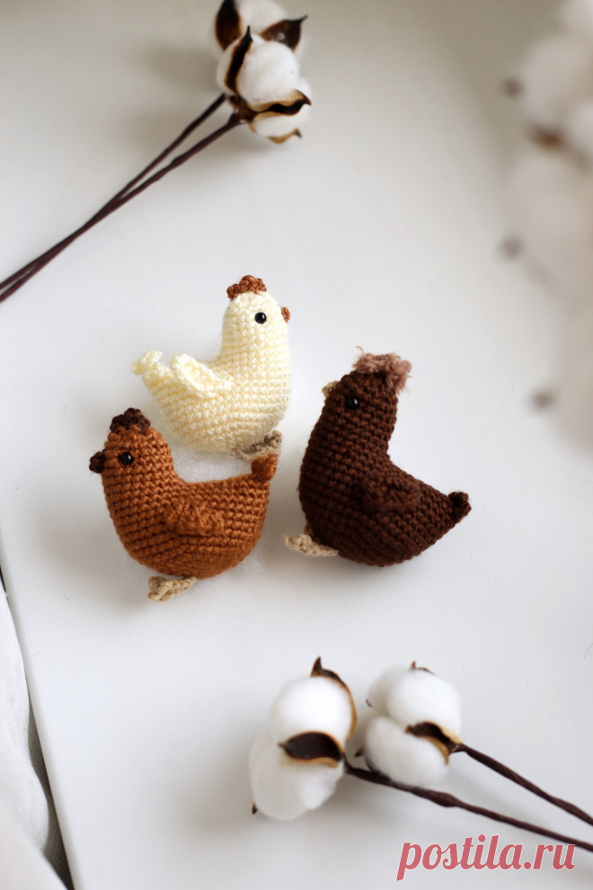 PDF Курочки крючком. FREE crochet pattern; Аmigurumi chiken patterns. Амигуруми схемы и описания на русском. Вязаные игрушки и поделки своими руками #amimore - маленькая курочка к Пасхе, пасхальная курица, домашняя птица.