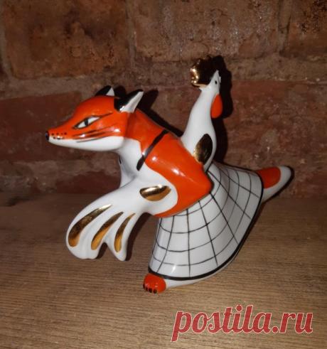 Статуэтка Фарфоровая Лиса и петух. СССР. Вербилки Дмитровский фарфоровый завод. 90 годы 20 век  
Скульптор Вайнштейн - Машурина (Асерьянц) Светлана Ильинична.
Высота : 125 мм. Основание : 140 х 47 мм.

   Цена : 3000 руб. 

   Купить сейчас : 

#СтатуэткаФарфоровая #ЛисаиПетух
#СтатуэткаСССР90годы  #ЛисаиПетухВербилки20век  #СтатуэткаДмитровскийфарфоровыйзавод