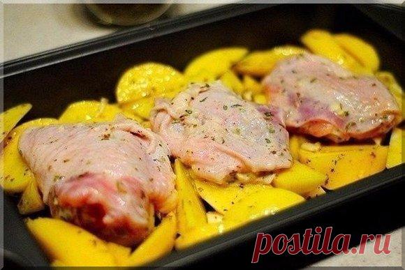 Курица, маринованная в кефире, запечённая с картофелем, с травами и чесноком.