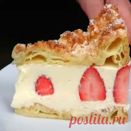 «Карпатка» с клубникой и песочной крошкой. Самый вкусный польский торт на праздник - В кастрюльке - Медиаплатформа МирТесен