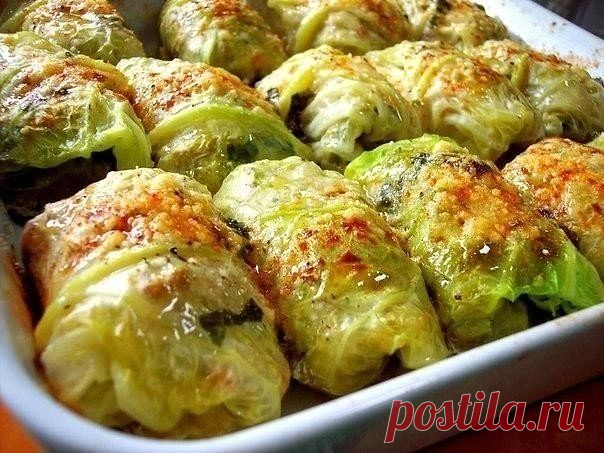 10 самых вкусных рецептов голубцов - обязательно сохраните

1. Голубцы с грибами

Ингредиенты:

Белокочанная капуста — 8–10 листьев
Вода
Соль — по вкусу
Растительное масло — 2 ст. л.
Для начинки:
Свежие грибы — 500 г или сушеные грибы — 100 г
Томатная паста — 1–2 ст. л.
Рассыпчатая рисовая каша — 1/2 ст.
Соль — по вкусу

Приготовление:

1. Капустные листья проварить в кипящей воде 2–3 мин., вынуть из воды, дать воде стечь.
2. При необходимости жесткие прожилки листьев слег...