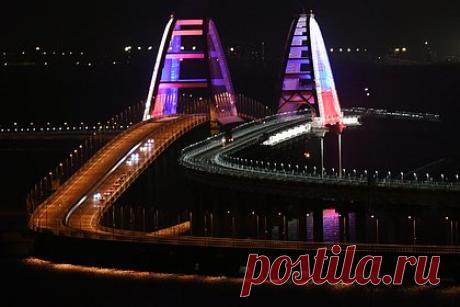 Крымский мост снова закрыли для автотранспорта. Движение по Крымскому мосту временно перекрыли вечером в понедельник, сообщает Telegram-канал, освещающий ситуацию на автомобильных подходах к мосту. «Находящихся на мосту и в зоне досмотра просим сохранять спокойствие и следовать указаниям сотрудников транспортной безопасности», — сказано в сообщении.