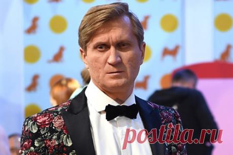 Звезда «Уральских пельменей» рассказал об отношениях с коллегами. Звезда шоу «Уральские пельмени» Андрей Рожков рассказал об отношениях с коллегами. «Мы так часто вместе встречаемся на сцене, за кулисами, на репетициях, что уже вне сцены встречаться сил совершенно никаких нет», — поделился юморист. Кроме того, он рассказал о знакомстве с коллегой Вячеславом Мясниковым.