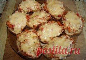 Горячие бутерброды на скорую руку
Ингредиенты:
●Сосиски — 3-4 Штук
●Помидор — 1 Штука
●Чеснок — 2 Зубчика
●Майонез — 1 Ст. ложка
●Кетчуп — 3 Ст. ложки
●Хлеб пшеничный — 10 Ломтиков
●Сыр — 100 Грамм
●Зелень свежая — По вкусу
●Перец черный молотый — По вкусу
Приготовление:
Сосиски нарезаем мелкими кубиками и выкладываем в глубокую миску. Помидор так же нарезаем кубиками, зелень мелко шинкуем и добавляем в тарелку к сосискам. Выдавливаем чеснок через чесночницу. Майонез и кет...