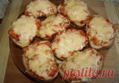 Горячие бутерброды на скорую руку
Ингредиенты:
●Сосиски — 3-4 Штук
●Помидор — 1 Штука
●Чеснок — 2 Зубчика
●Майонез — 1 Ст. ложка
●Кетчуп — 3 Ст. ложки
●Хлеб пшеничный — 10 Ломтиков
●Сыр — 100 Грамм
●Зелень свежая — По вкусу
●Перец черный молотый — По вкусу
Приготовление:
Сосиски нарезаем мелкими кубиками и выкладываем в глубокую миску. Помидор так же нарезаем кубиками, зелень мелко шинкуем и добавляем в тарелку к сосискам. Выдавливаем чеснок через чесночницу. Майонез и кет...