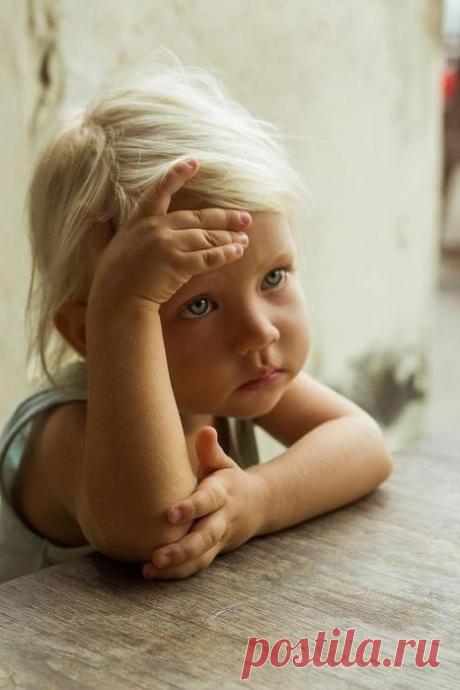 Ваше высочество, как с Вами быть?
Снова фингалы, занозы, царапины…
- Няня! Я пластырь смогла раздобыть!
Чуть поискала по ящикам папиным…
Все для двоих: для Него и меня
Мне – на коленку и на нос для Пуфика.
Дрался он лучше любого коня,
Хоть он и пони…
- А где Ваша туфелька?
