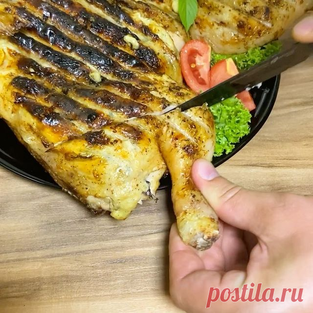 ОБАЛДЕННАЯ СЫРНАЯ КУРИЦА🔥🔥🔥
Можно готовить и в духовке и на решетке!!!
Получается бомбически🤪
.
ПОДДЕРЖИТЕ ПОЖАЛУЙСТА РЕЦЕПТ❤️❤️❤️
Мы очень старались для вас😉
.
Нам понадобится:
✅Курица - 1шт;
✅Сыр - 100г;
✅Сметана - 50г;
✅Чеснок - по вкусу;
✅Соль, перец, паприка, карри, сухой чеснок, травы - по вкусу;
✅Петрушка, базилик - по вкусу.
.
Курицу разрезаем по хребту и маринуем в специях и соли. Мы оставляли на час.
Делаем сырную начинку. Сыр трём на терке, добавляем нареза...
