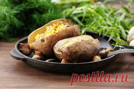 Печеный картофель с сырным соусом - KitchenMag.ru Печеный картофель с нежным соусом и сыром получается очень вкусным и сытным. Готовится легко. Подавайте с рыбой или птицей.