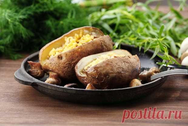 Печеный картофель с сырным соусом - KitchenMag.ru Печеный картофель с нежным соусом и сыром получается очень вкусным и сытным. Готовится легко. Подавайте с рыбой или птицей.