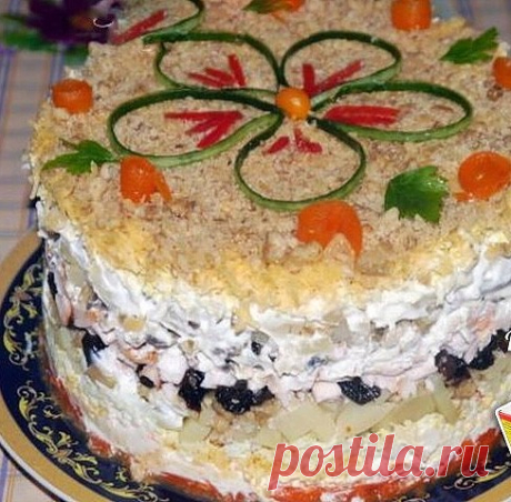 Салат "Торжество" с курицей и черносливом

Надо взять:
Куриная грудка — 200 г
Картофель (крупный) — 1 шт.
Огурец соленый — 1шт.
Яйца — 2 шт.
Чернослив — 100 г
Майонез — 2 ст. л.

Приготовление:
1. Подготовьте все необходимые ингредиенты. Картофель отварите до готовности, охладите и очистите. Яйца отварите вкрутую. Куриную грудку отварите в слегка подсоленной воде до готовности.
2. Картофель натрите на крупной терке, куриную грудку мелко порежьте ножом.
3. Яйца разделите на...