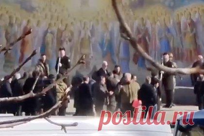 В сети появились кадры возможного визита Байдена в Киев. В сети появились кадры возможного визита президента США Джо Байдена в Киев. «Первые кадры с Джо Байденом на Михайловской площади в Киеве. Президент США шел под звуки воздушной тревоги», — сказано в сообщении украинского издания «Страна.ua». О визите Байдена на Украину стало известно 20 февраля.