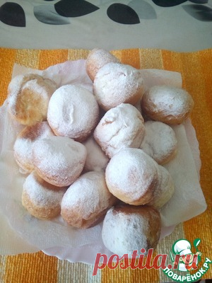 Творожные шарики с яблоком 
=Яйцо куриное	— 2 шт
Творог	— 250 г
Сахар	— 3 ч. л.
Соль	(на кончике ножа)
Яблоко	— 2 шт
Мука пшеничная	— 1 стак.
Масло растительное	— 200 г
Сахарная пудра	— 3 ч. л.
Сода	— 1/2 ч. л.
Уксус	— 1/2 ч. л.