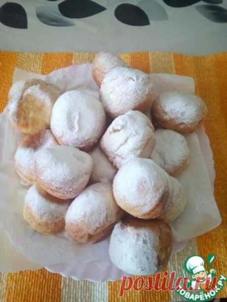Творожные шарики с яблоком 
=Яйцо куриное	— 2 шт
Творог	— 250 г
Сахар	— 3 ч. л.
Соль	(на кончике ножа)
Яблоко	— 2 шт
Мука пшеничная	— 1 стак.
Масло растительное	— 200 г
Сахарная пудра	— 3 ч. л.
Сода	— 1/2 ч. л.
Уксус	— 1/2 ч. л.