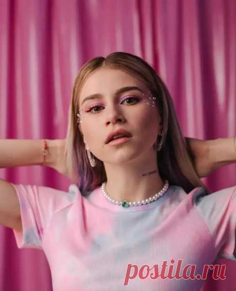 PRETTY IN PINK: МОДНЫЙ ОБРАЗ МАРУСИ ИЗ DREAM TEAM HOUSE  Материалы сайта Розовый все еще хит сезона, поэтому Маруся тоже решила сделать фотосессию, вдохновленную этим цветом. К сожалению, девушку подвел стилист — подобрал неподходящие вещи. Зато визажис…