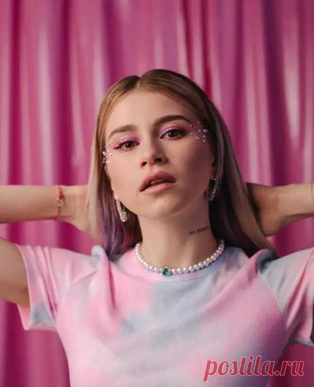 PRETTY IN PINK: МОДНЫЙ ОБРАЗ МАРУСИ ИЗ DREAM TEAM HOUSE  Материалы сайта Розовый все еще хит сезона, поэтому Маруся тоже решила сделать фотосессию, вдохновленную этим цветом. К сожалению, девушку подвел стилист — подобрал неподходящие вещи. Зато визажис…