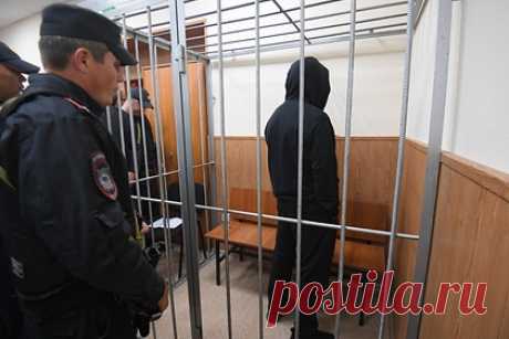 Авторитета Шишкана отправят под суд за убийства и рэкет. Следственный комитет России (СКР) завершил расследование уголовного дела главаря организованной преступной группировки (ОПГ) Олега Медведева, известного в криминальной среде как Шишкан, и ее 18 участников. Им вменяется организация и участие в преступном сообществе, бандитизм, убийства, вымогательства.