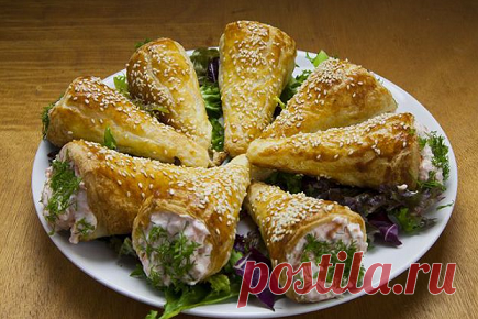 Кулёчки закусочные из слоёного теста с начинкой.